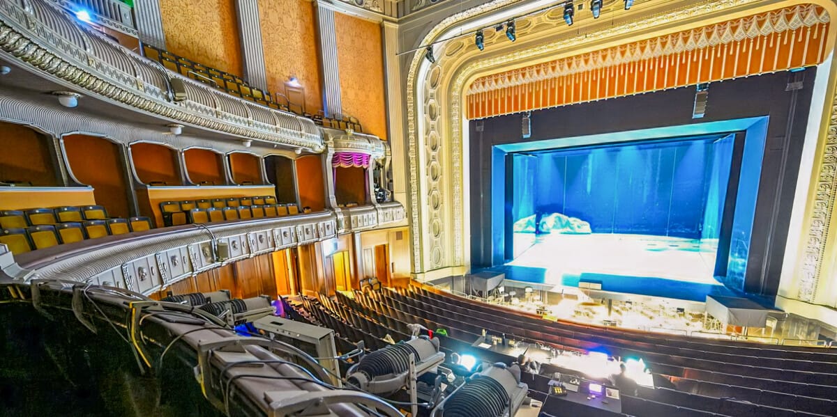 Die Technik im Stuttgarter Opernhaus ist in die Jahre gekommen und stark sanierungsbedürftig. Geplante Erweiterungen um eine Kreuzbühne und das vergrößerte Kulissenhaus stehen zur Disposition.