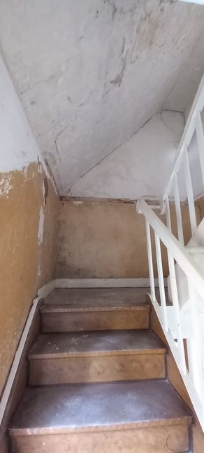 Sanierungsbedürftiges Treppenhaus zum Zeitpunkt des Ankaufs durch die MRD Saar Immo GmbH.