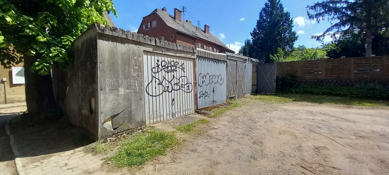 Garagen in der Perler Eisenbahner-Siedlung zum Zeitpunkt des Ankaufs durch die MRD Saar Immo GmbH.