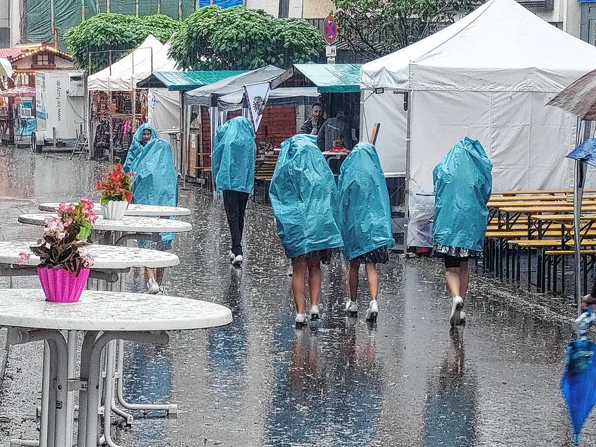 Mülltüten taugen nicht nur für Unrat, sondern auch als Regenschutz.