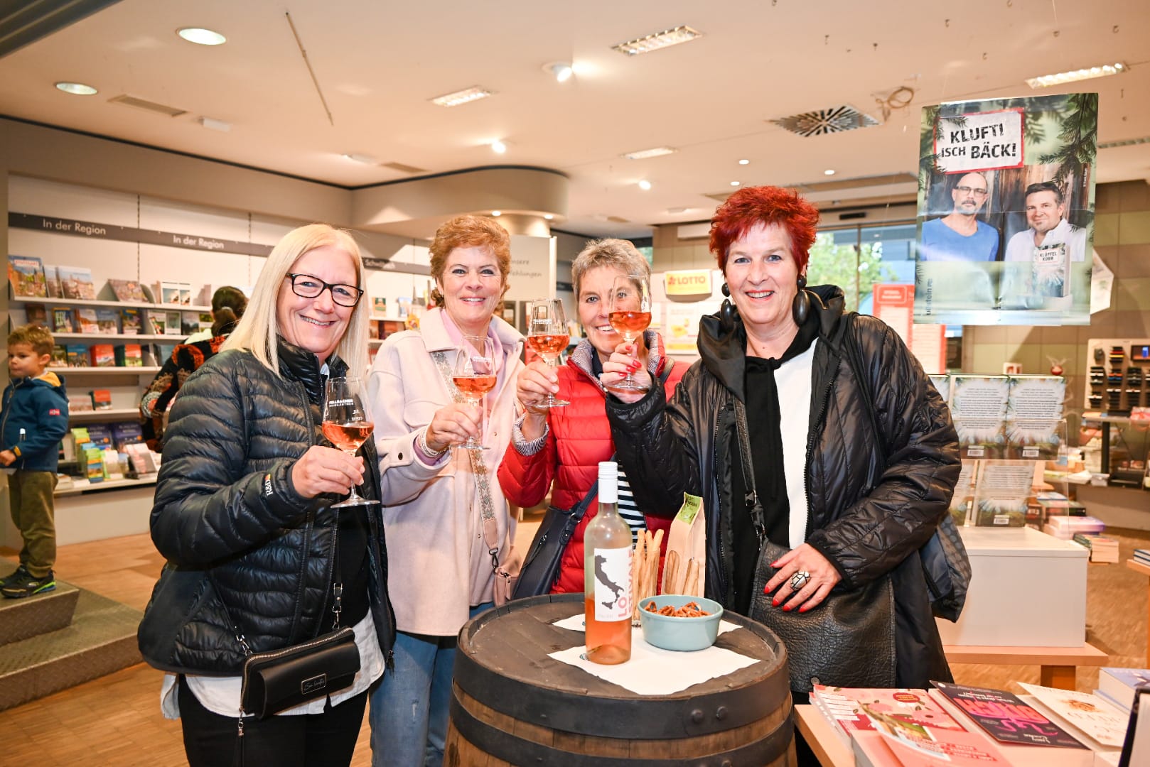 Für Claudia Haushahn, Moni Hauser, Traudl Köberling und Silvia Funk (von links) ist Röhm Buch immer die erste Anlaufstelle beim Weinspaziergang.