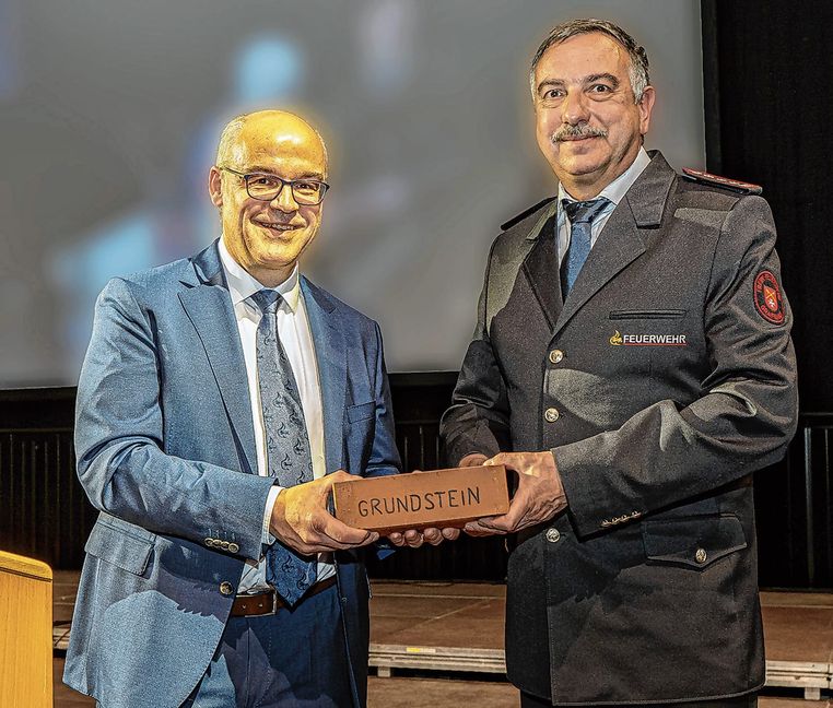 Symbolisch für den Bau des neuen Feuerwehrhauses einen Grundstein von Bürgermeister Martin Thüringer an Kommandant Thomas Butsch.