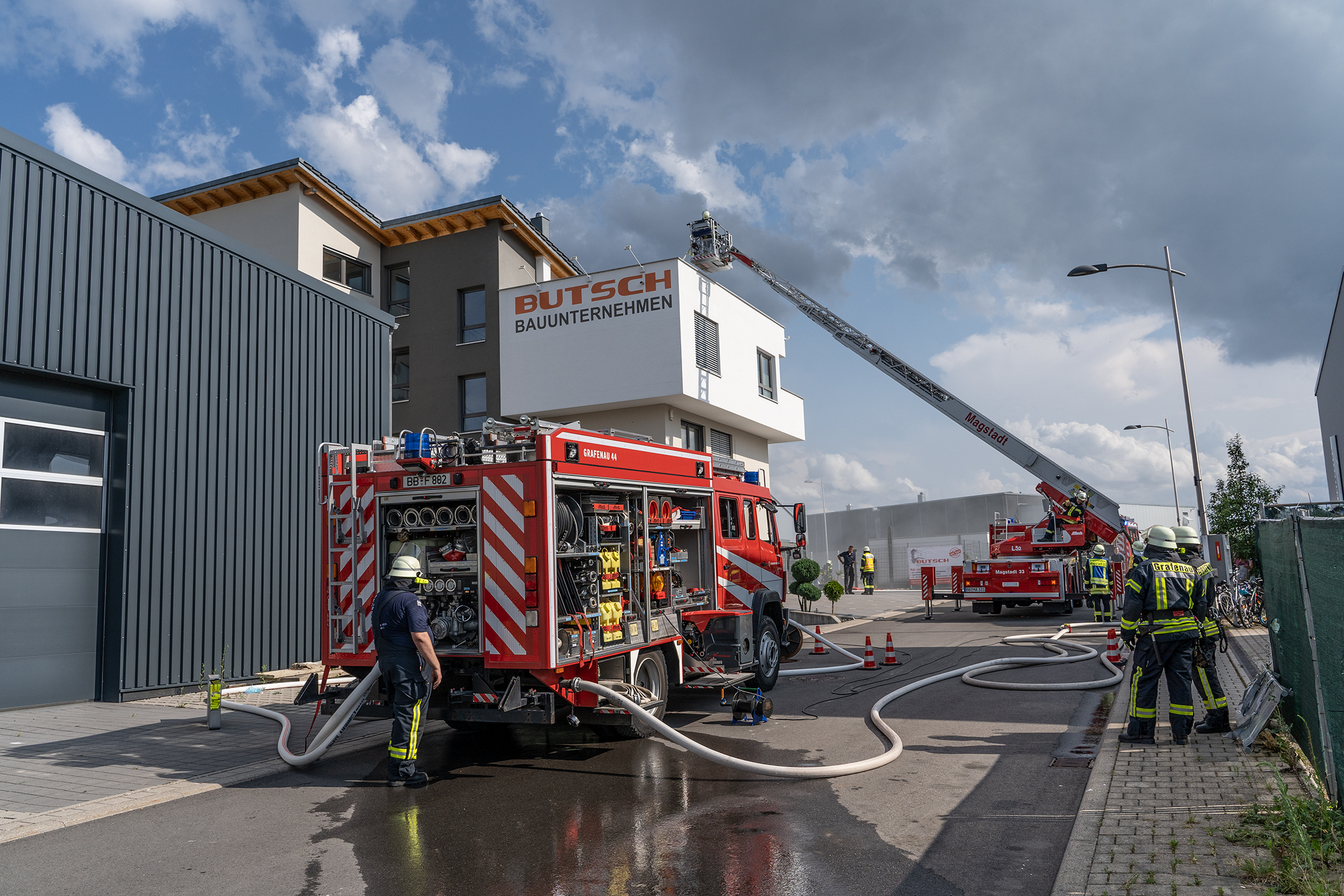 Das Interesse vor allem der Kinder bei der Feuerwehrübung im Grafenauer Gewerbegebiet war groß. Bild: Richter