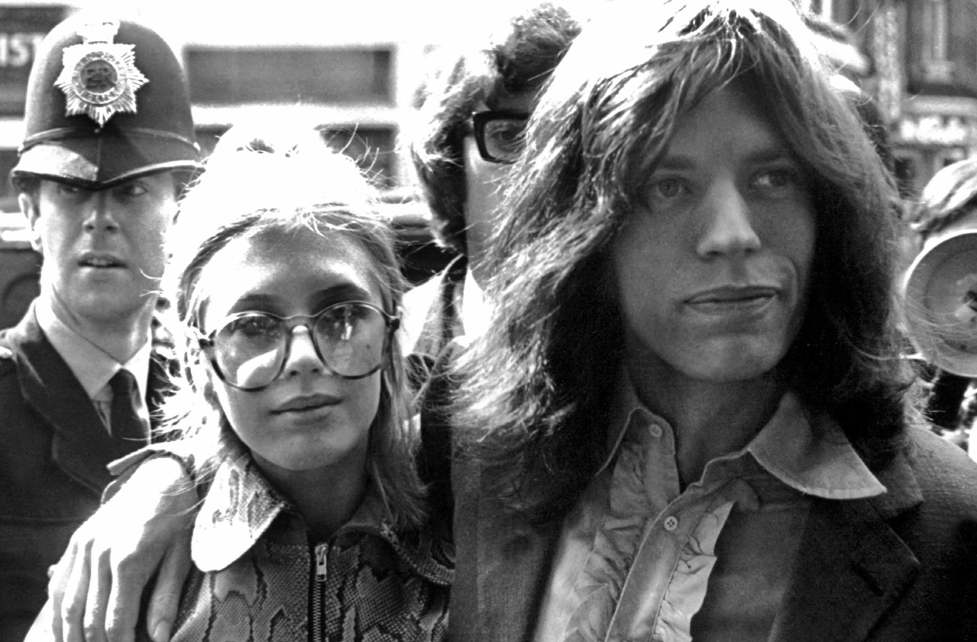 Als sich Mick Jagger 1969 vor Gericht wegen Drogenbesitzes verantworten muss, begleitet ihn seine damalige Freundin, die britische SÄngerin und Schauspielerin   Marianne Faithfull