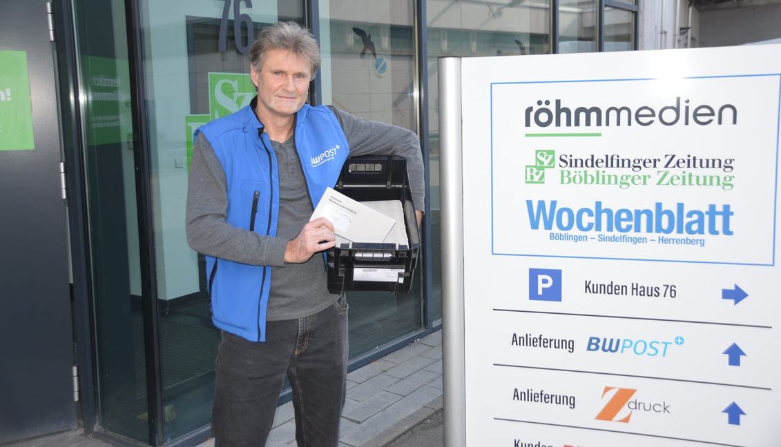 Markus Hoppe, Depot-Manager bei der BWPOST Böblingen GmbH, mit einer der 
145 Boxen in denen jeweils 300 Wahlbenachrichtigungen sortiert sind. Bild: Krauter