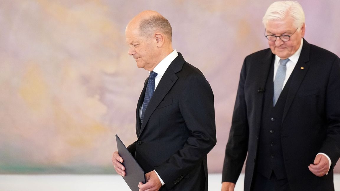 Die Entlassungsurkunde bekam Scholz schon im Schloss Bellevue. Am Dienstag wird wahrscheinlich sein Nachfolger Friedrich Merz dort seine Ernennungsurkunde erhalten.