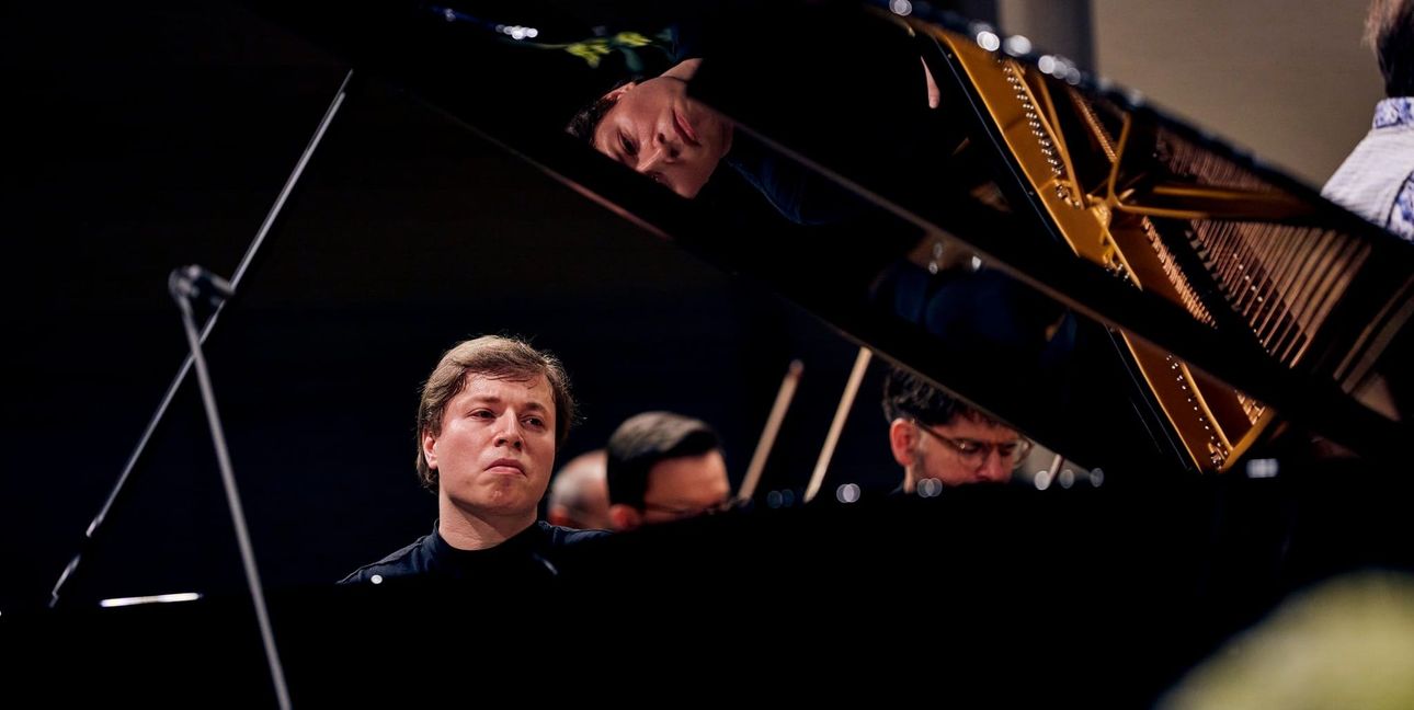 Ilya Shmukler am Flügel.