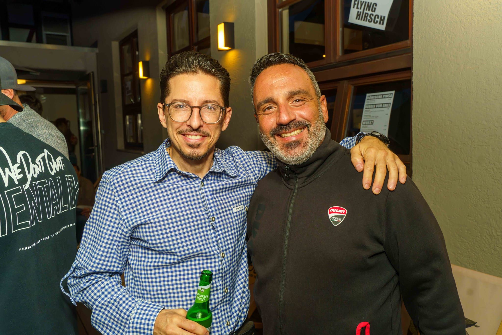 Gute Laune und nette Leute bei Salvas Oktoberfest in Maichingen.