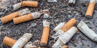 Nach dem Rauchen die Kippe einfach auf dem Boden ausdrücken? Das schadet zwar der Umwelt und ist verboten, wird aber nur sehr selten überwacht und sanktioniert