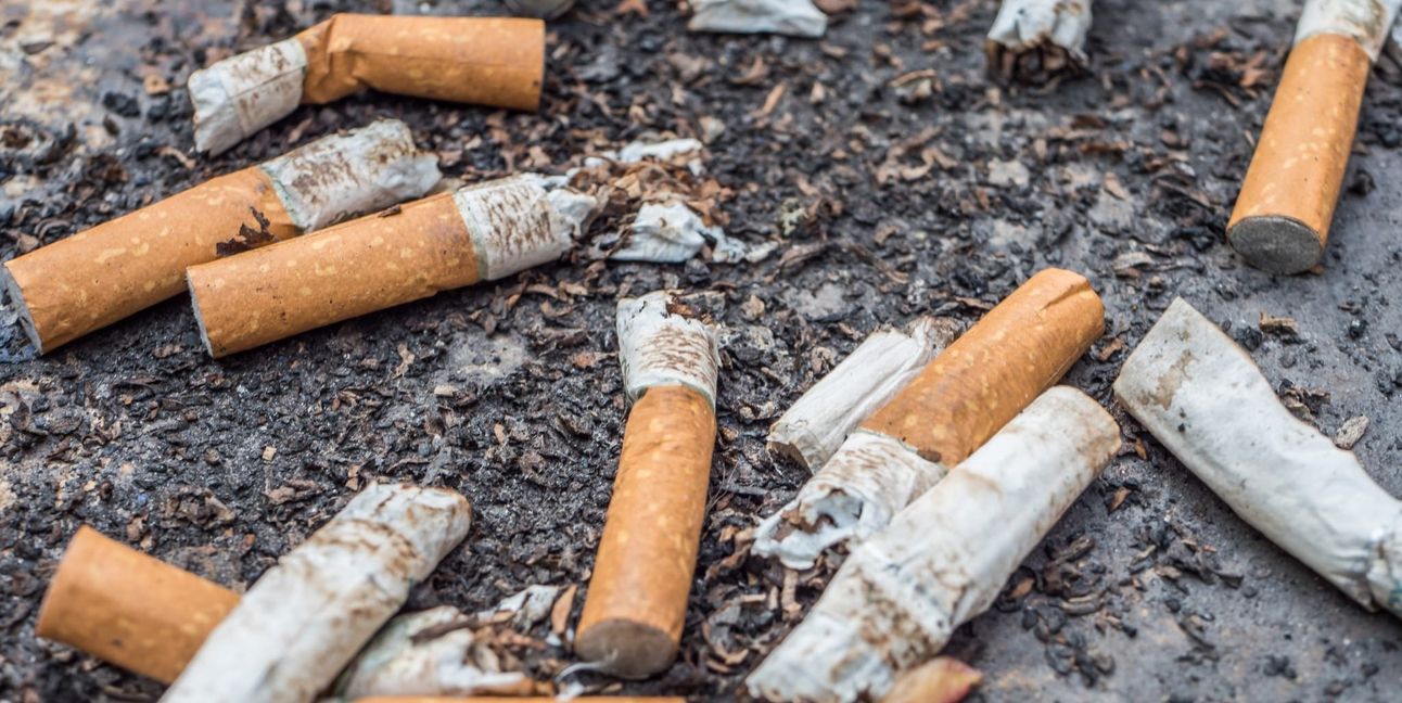 Nach dem Rauchen die Kippe einfach auf dem Boden ausdrücken? Das schadet zwar der Umwelt und ist verboten, wird aber nur sehr selten überwacht und sanktioniert