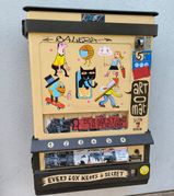 Außen an der Böblinger Zehnscheuer hängt der Art-O-Mat.