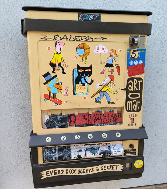 Außen an der Böblinger Zehnscheuer hängt der Art-O-Mat.