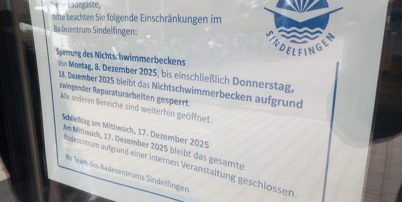 Hinweisschild am Eingangsbereich zum Sindelfinger Badezentrum.