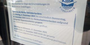 Hinweisschild am Eingangsbereich zum Sindelfinger Badezentrum.