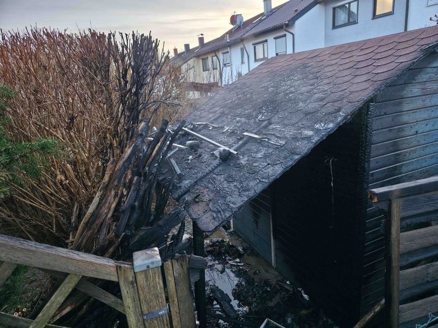 Der Schuppen und die Hecke wurde durch den Brand beschädigt.
