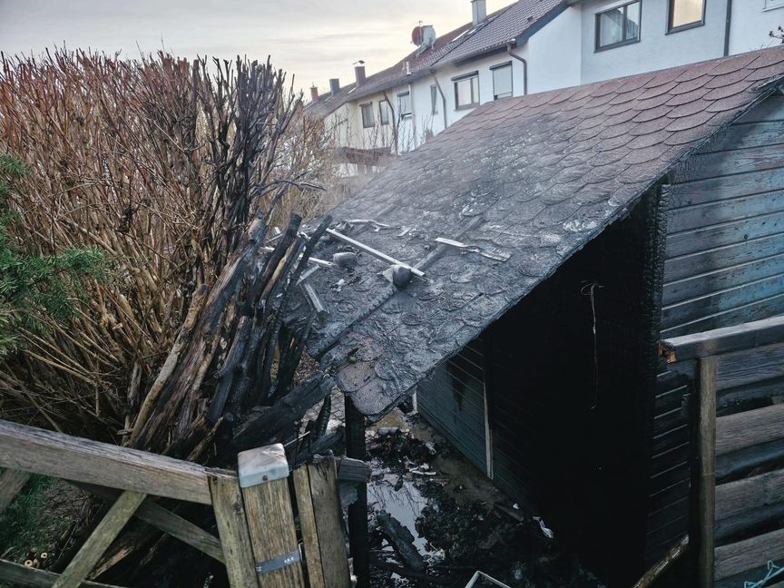 Der Schuppen und die Hecke wurde durch den Brand beschädigt.