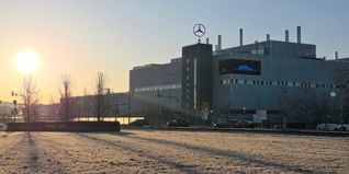 Das Sindelfinger Mercedes-Benz-Werk in Sindelfingen in der Abendsonne. Die hundertjährige Erfolgsgeschichte soll weiter geschrieben werden.
