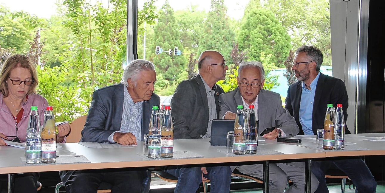Roland Mundle und Thomas Sprißler diskutieren, Prof. Dr. Dieter Maurmaier und Tobias Brenner verfolgen die Ergebnisse, Ingrid Pitterte ist in eine Liste vertieft.