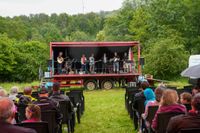 Blaulichtparty und Gottesdienst - auch der Rettungshubschrauber Christoph 41 aus Leonberg schaute zwischen Einsätzen vorbei.