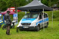 Blaulichtparty und Gottesdienst - auch der Rettungshubschrauber Christoph 41 aus Leonberg schaute zwischen Einsätzen vorbei.