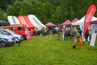 Blaulichtparty und Gottesdienst - auch der Rettungshubschrauber Christoph 41 aus Leonberg schaute zwischen Einsätzen vorbei.