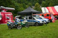 Blaulichtparty und Gottesdienst - auch der Rettungshubschrauber Christoph 41 aus Leonberg schaute zwischen Einsätzen vorbei.