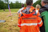 Blaulichtparty und Gottesdienst - auch der Rettungshubschrauber Christoph 41 aus Leonberg schaute zwischen Einsätzen vorbei.