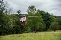 Blaulichtparty und Gottesdienst - auch der Rettungshubschrauber Christoph 41 aus Leonberg schaute zwischen Einsätzen vorbei.