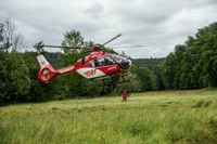 Blaulichtparty und Gottesdienst - auch der Rettungshubschrauber Christoph 41 aus Leonberg schaute zwischen Einsätzen vorbei.