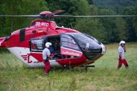 Blaulichtparty und Gottesdienst - auch der Rettungshubschrauber Christoph 41 aus Leonberg schaute zwischen Einsätzen vorbei.