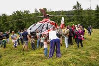 Blaulichtparty und Gottesdienst - auch der Rettungshubschrauber Christoph 41 aus Leonberg schaute zwischen Einsätzen vorbei.