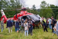 Blaulichtparty und Gottesdienst - auch der Rettungshubschrauber Christoph 41 aus Leonberg schaute zwischen Einsätzen vorbei.