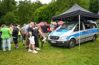Blaulichtparty und Gottesdienst - auch der Rettungshubschrauber Christoph 41 aus Leonberg schaute zwischen Einsätzen vorbei.