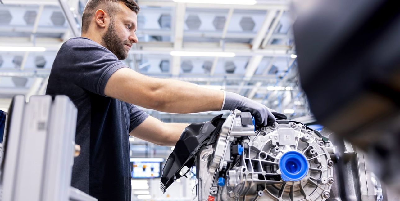 Die Montage der elektrischen Antriebseinheiten für den CLA zu einem Gesamtsystem im Werk Untertürkheim.