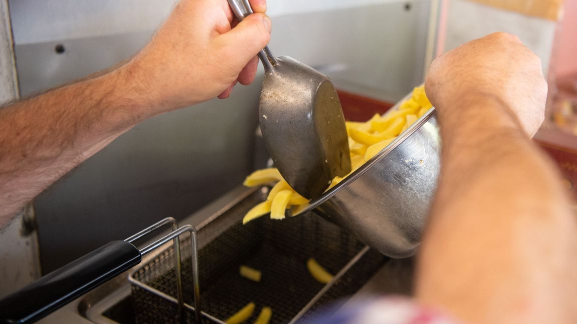 Altes Fett und Öl etwa aus Fritteusen der Gastronomie ist ein begehrtes Diebesgut. (Archivbild)
