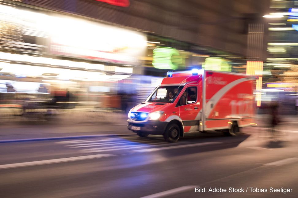 Die 47-Jährige wurde vom Rettungsdienst ins Krankenhaus gebracht. Bild: Adobe Stock/Tobias Seeliger