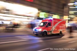 Die 47-Jährige wurde vom Rettungsdienst ins Krankenhaus gebracht. Bild: Adobe Stock/Tobias Seeliger