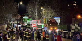 Der Transporter lockten viele Zuschauer an. Feuerwehr und Polizei begleiteten die Fahrt von Nagolf nach jettingen. Bild: SDMG/Dettenmeyer