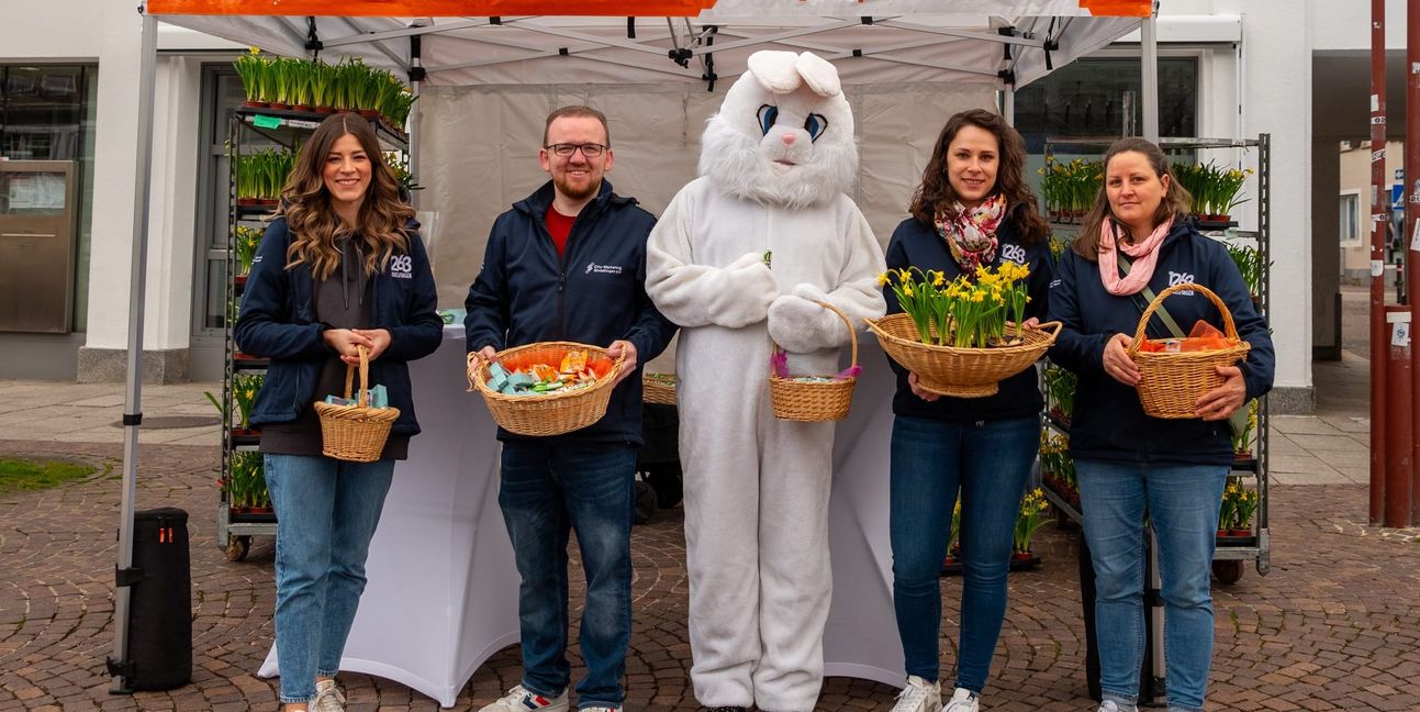 Ramona Suman, Projektmanagerin City-/Baustellenmarketing, Hanno Kreuter, City-Manager, Katrin Heißel, Prokuristin und Projektleiterin bei der WSG, und Franziska Hamscher, Flächenmanagerin Innenstadt, (v.l.n.r.) mit dem Osterhasen. Bild: Nüßle