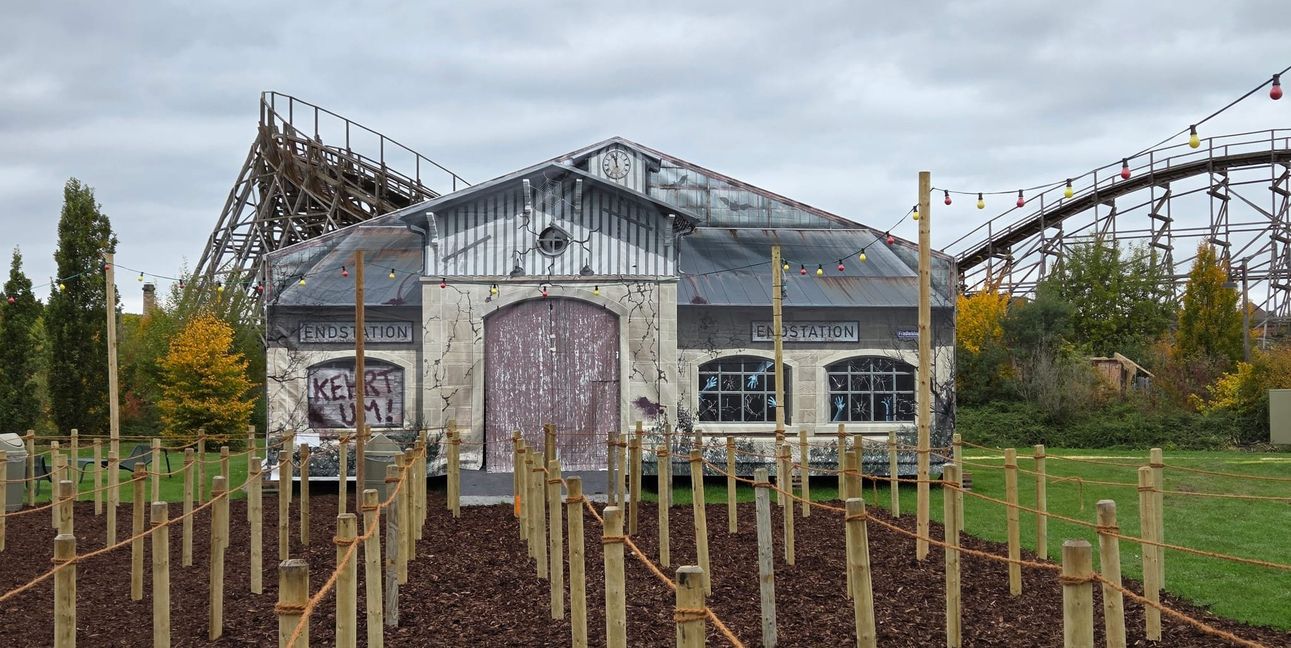 Das Maze „Endstation“ vor der Holzachterbahn „Mammut“.