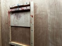 Auf der anderen Seite dieses „Flying Windows“ laufen nichtsahnende Besucher vorbei.