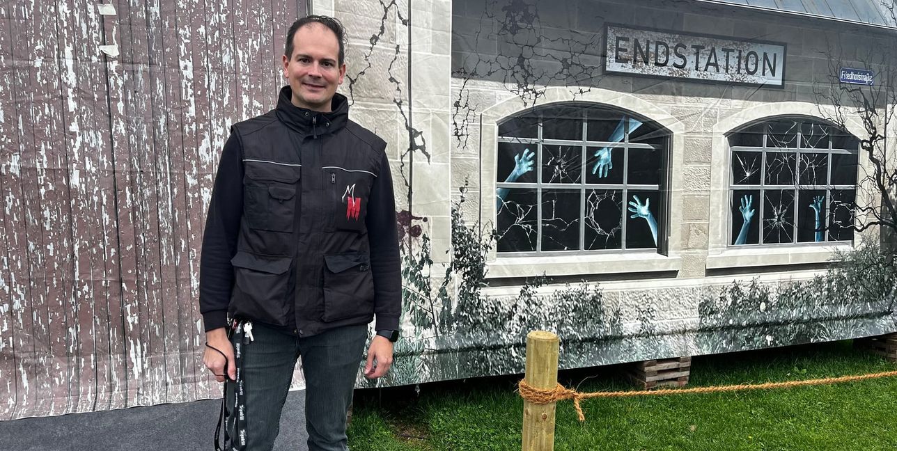 Mais Maze-Chef Noel Ebhart vor dem Maze "Endstation".