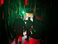 Die Mais Maze-Crew bei den Aufbauarbeiten im Maze "Endstation".