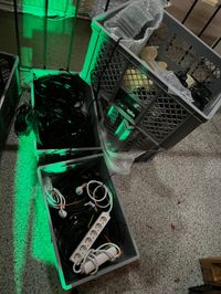 Kabel und Requisiten warten auf ihren Einsatz in den Mazes.