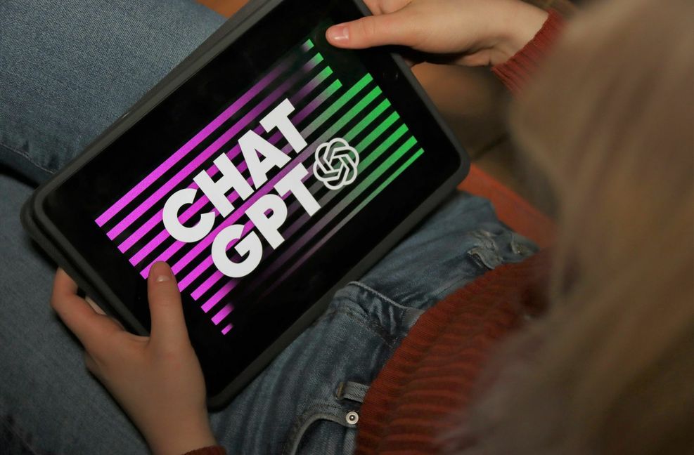 ChatGPT gibt es jetzt auch in Mercedes-Fahrzeugen – wenn auch zunächst nur in einem begrenzten Versuch.