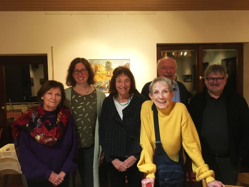 Der VHS-Kurs stellt im Heahrhäusle von Gärtringen aus: von links Ute Wennberg, Eva Tillmann, Lore Lutz, Karin Pröschild, Manfred Wiese und Dozent Joachim Kupke. Bei der Vernissage nicht dabei sind Uschi Steinhübl und Bernd Höfflinger. Bild: P. Bausch