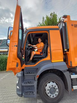 Valentina Szatmari steuert den Mülllaster problemlos auch durch enge Straßen.