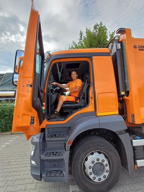 Valentina Szatmari steuert den Mülllaster problemlos auch durch enge Straßen.