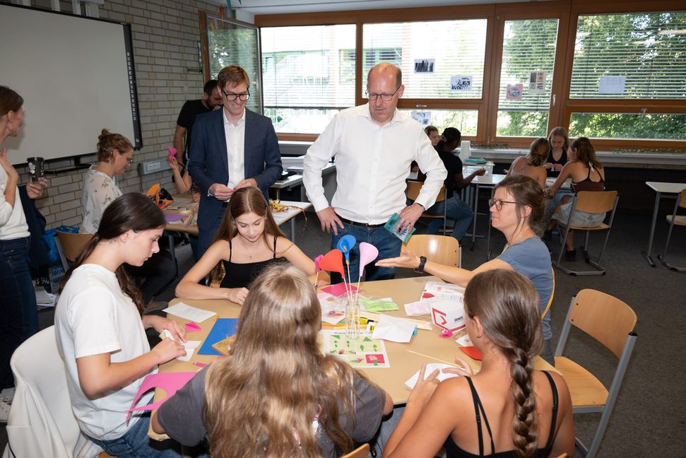 Markus Kleemann und OB Dr. Bernd Vöhringer im Blumenladen in Stiftsanbul. Bild: Nüßle