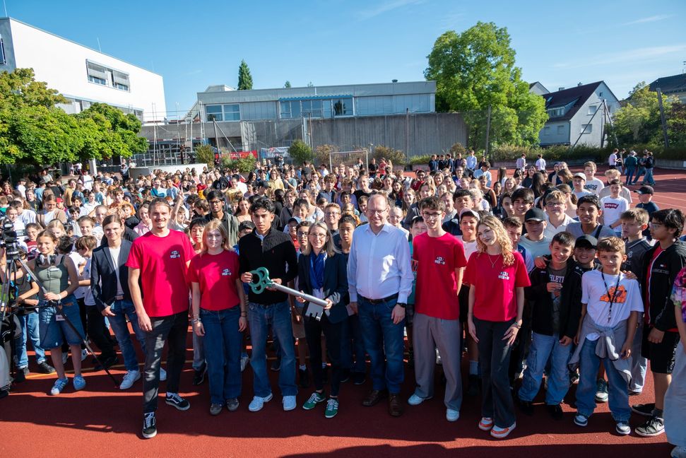 Schlüsselübergabe von Schulleiterin Nadine Kußler an den Staatspräsidenten Teoman Görkem im Beisein von Oberbürgermeister Dr. Bernd Vöhringer.